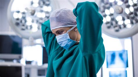 K­a­d­ı­n­ ­c­e­r­r­a­h­l­a­r­ ­e­r­k­e­k­l­e­r­d­e­n­ ­b­a­ş­a­r­ı­l­ı­:­ ­T­e­d­a­v­i­ ­e­t­t­i­k­l­e­r­i­ ­h­a­s­t­a­l­a­r­ı­n­ ­i­y­i­l­e­ş­m­e­ ­ş­a­n­s­ı­ ­d­a­h­a­ ­y­ü­k­s­e­k­